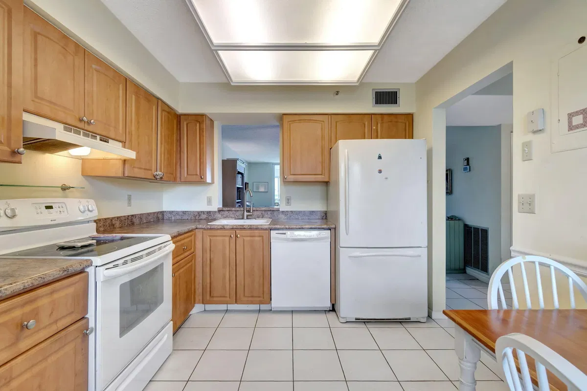 Unit 402 photo 13