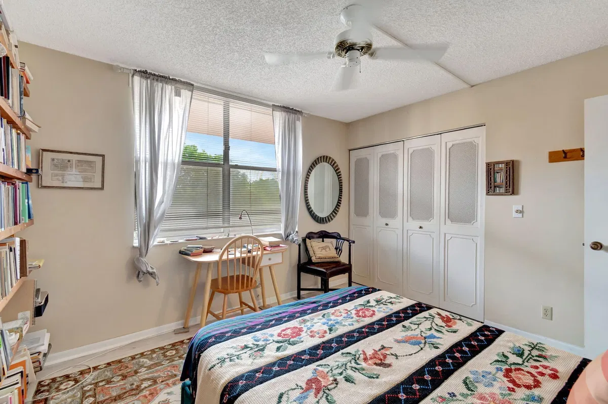 Unit 402 photo 22
