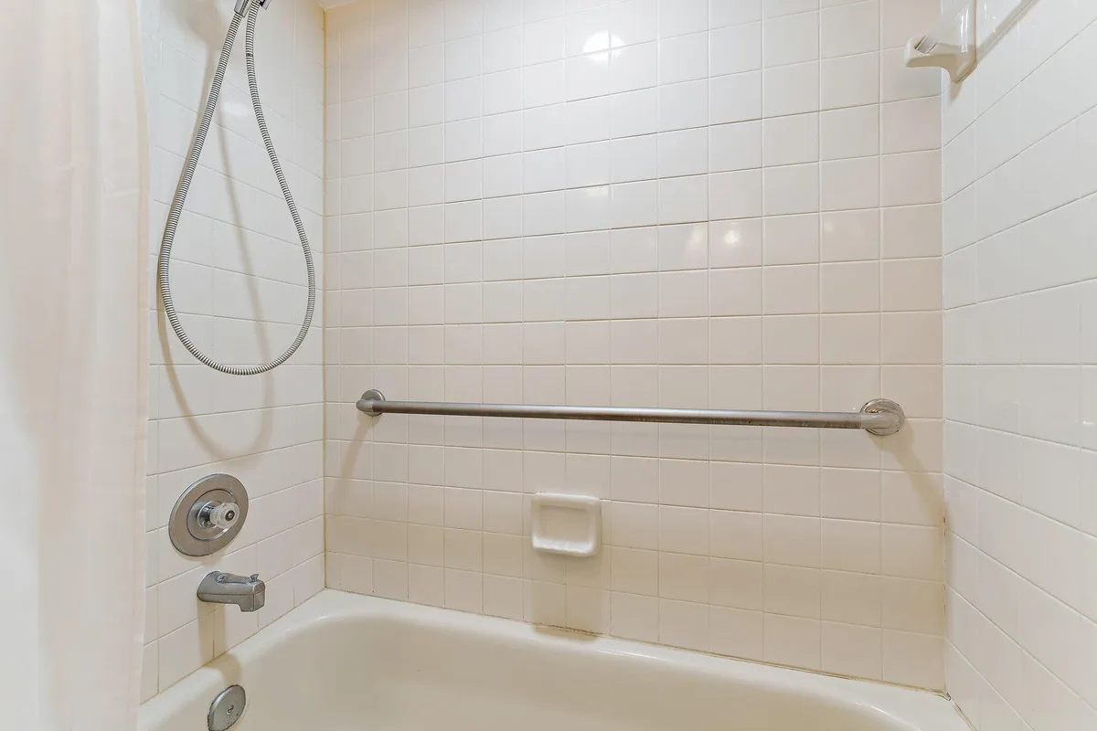 Unit A105 photo 28