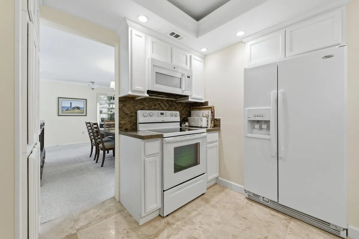 Unit 303 photo 16