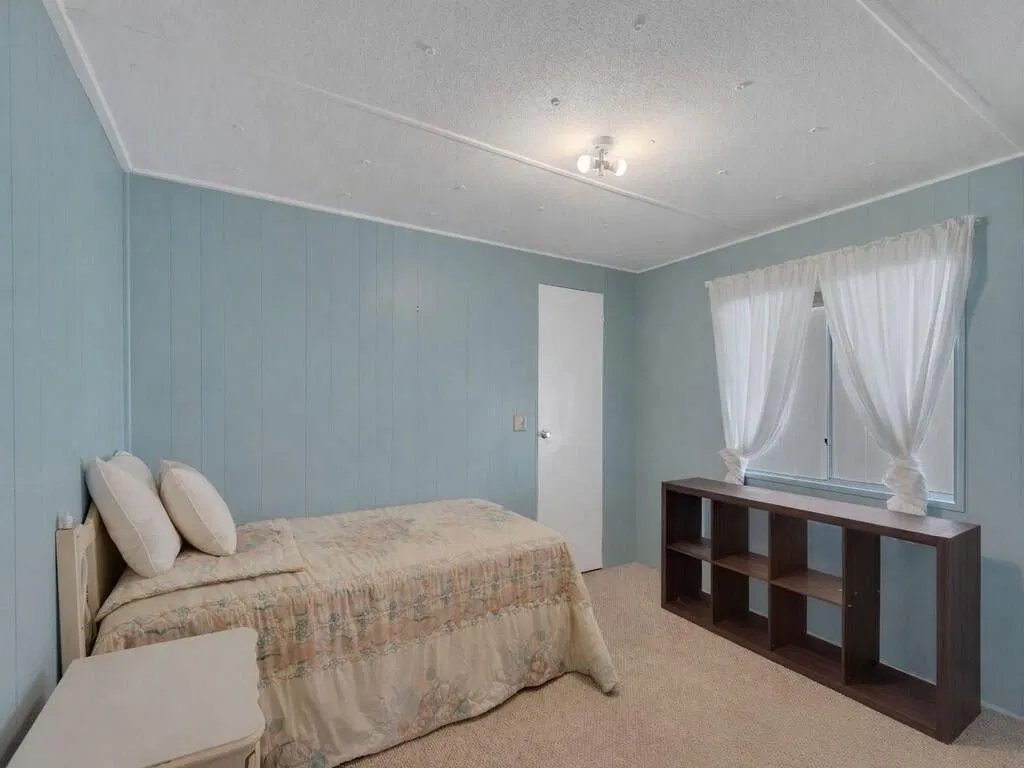 Unit 145 photo 16