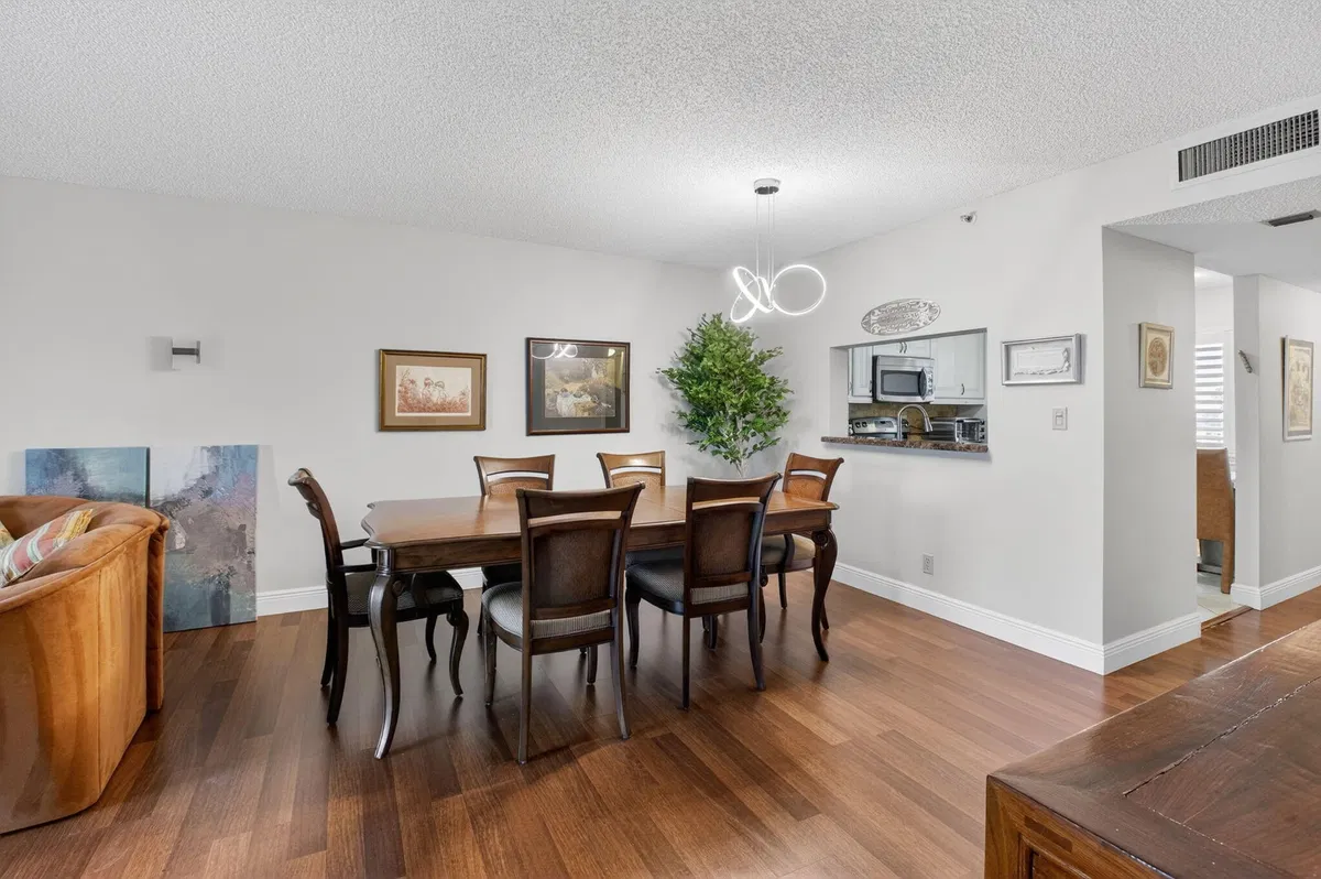 Unit 607 photo 4