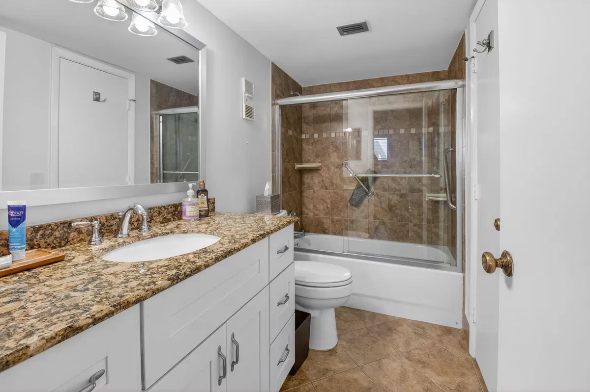 Unit 607 photo 19