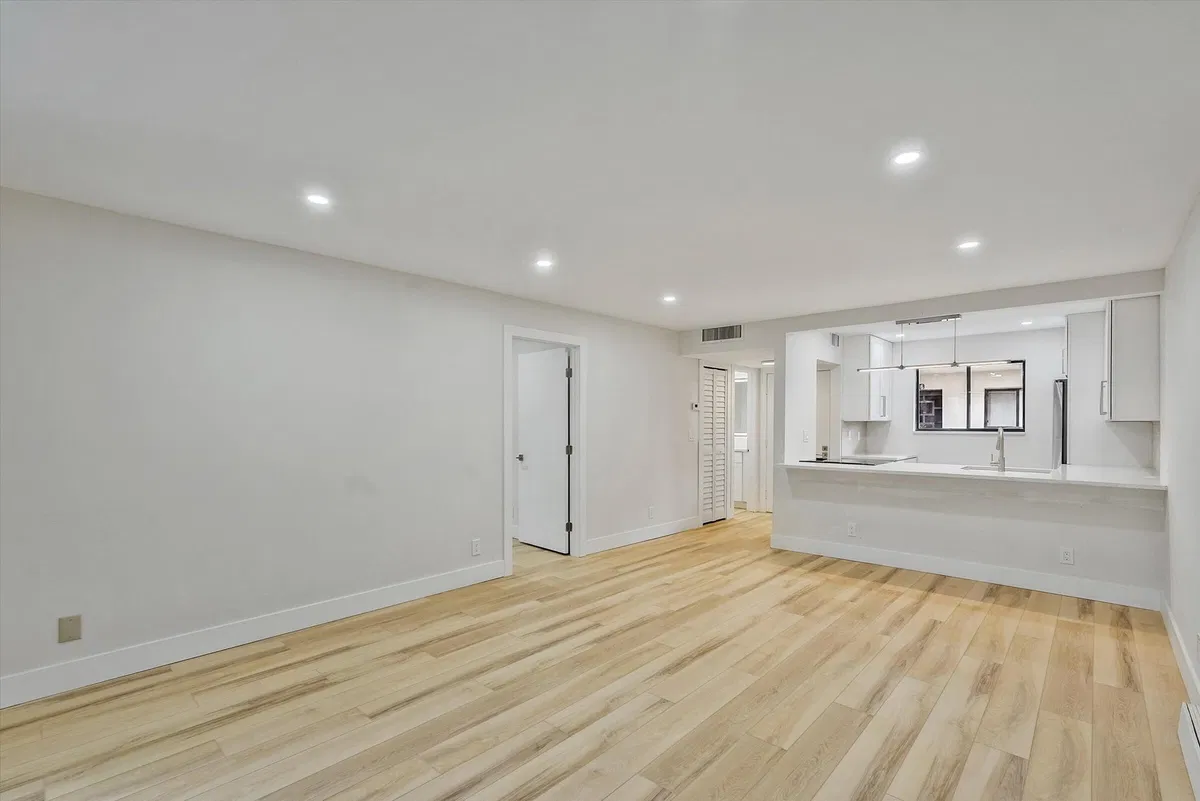 Unit 321 photo 10