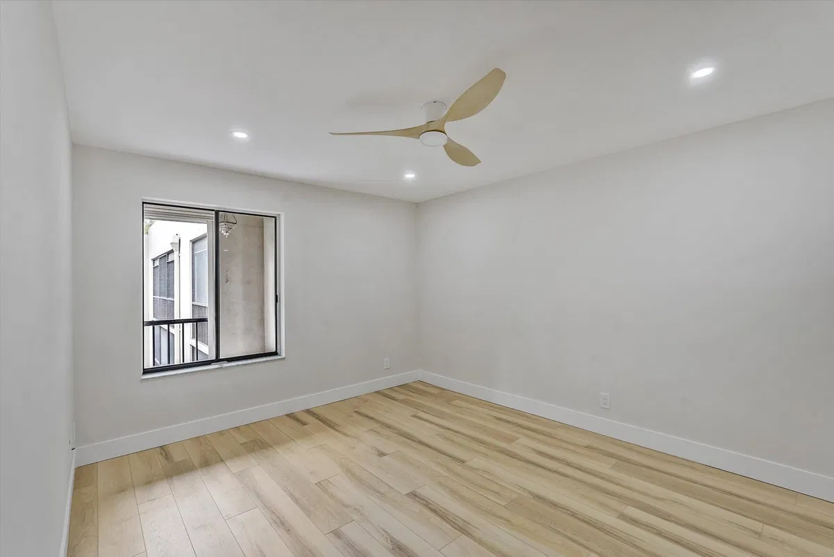 Unit 321 photo 16