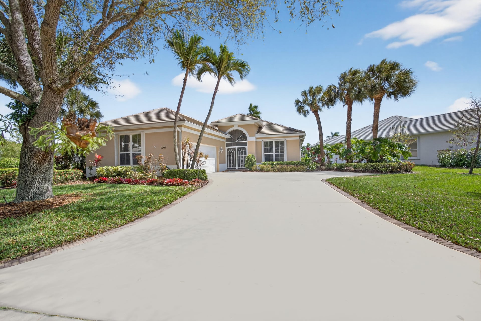 Monarch Country Club Residence