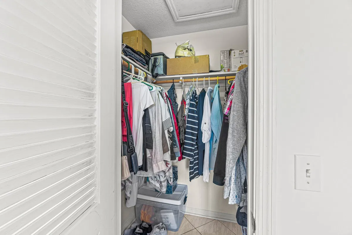 Unit 4100 photo 22