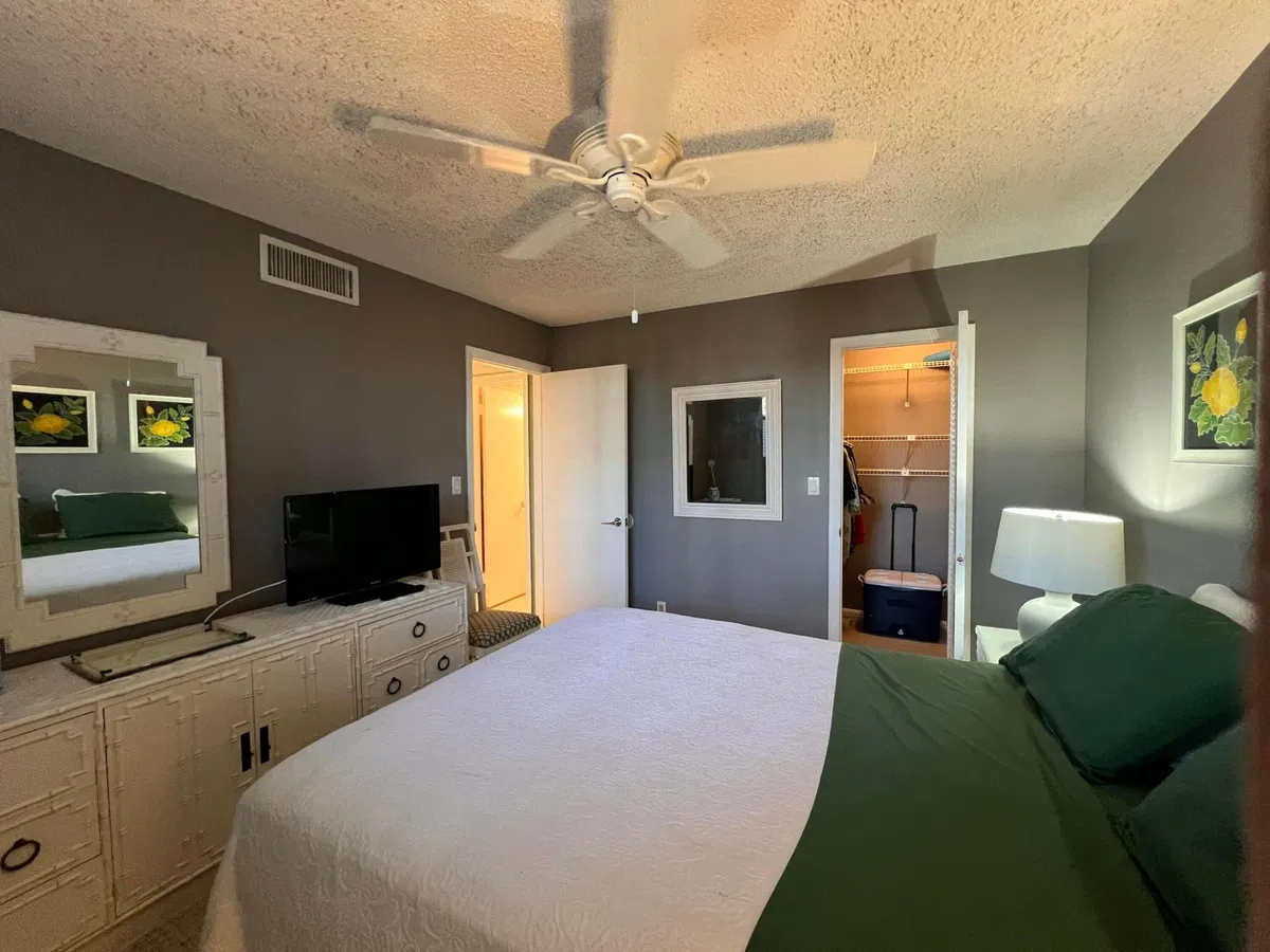 Unit 107 photo 16