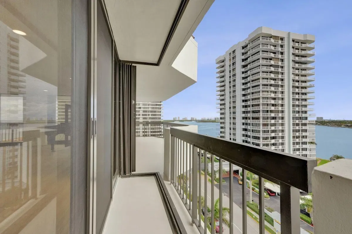 Unit 1041 photo 28