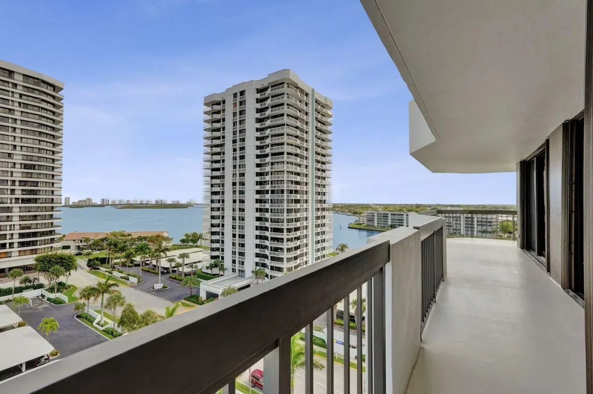 Unit 1041 photo 31