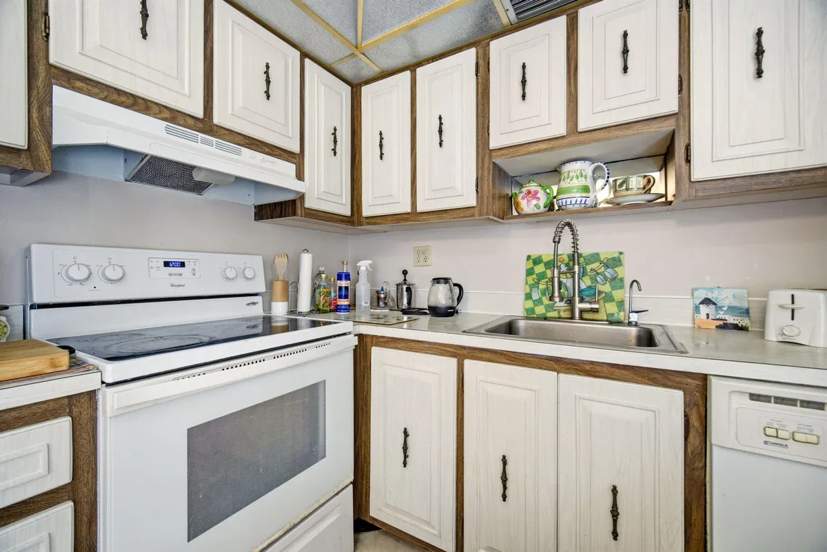 Unit 418 photo 13