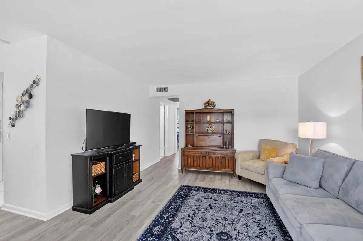 Unit 150 photo 7