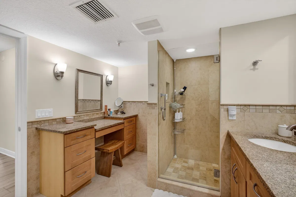 Unit 204s photo 25