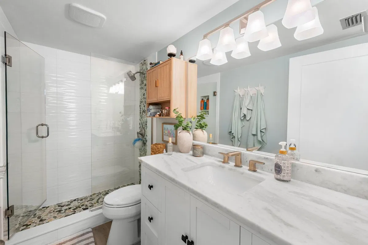 Unit 102 photo 16