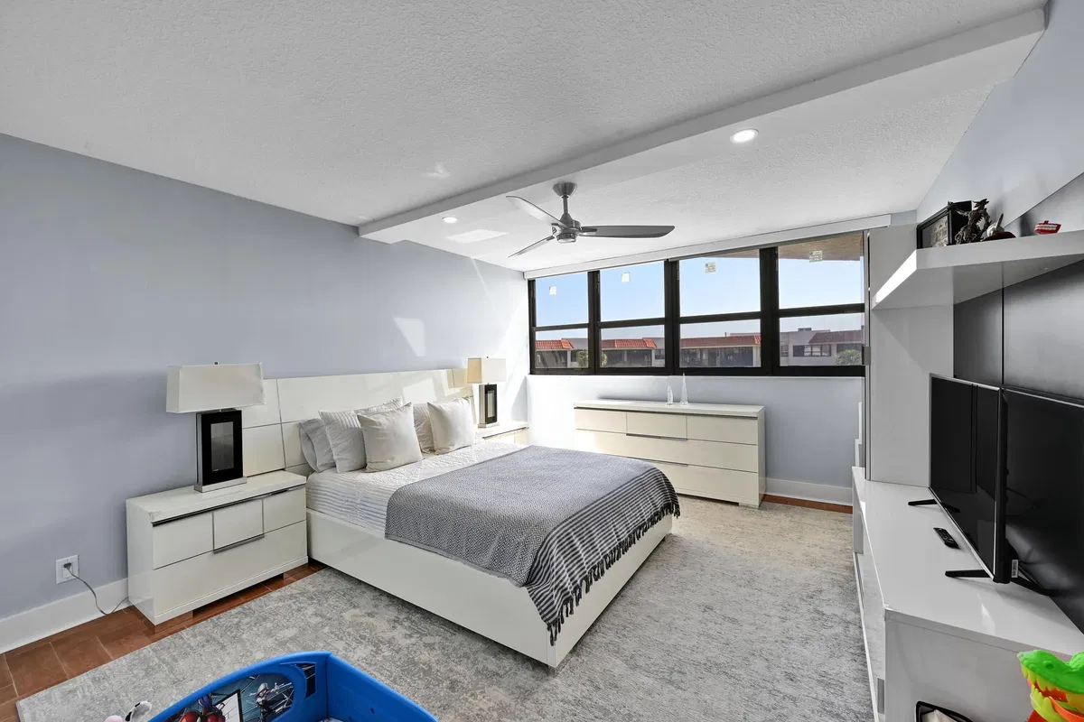 Unit 411 photo 25