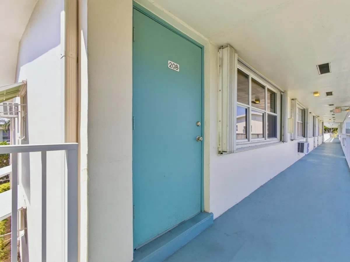 Unit 208 photo 4