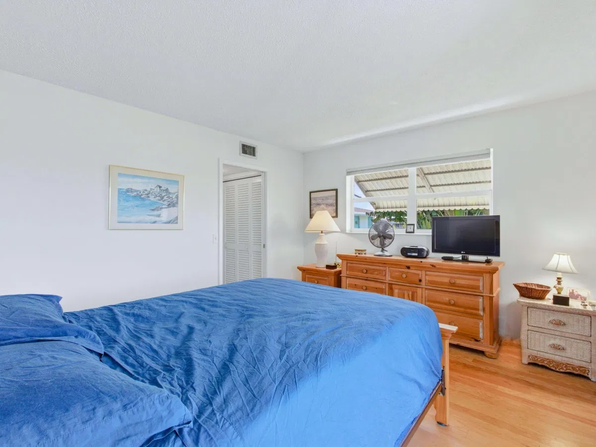 Unit 208 photo 16