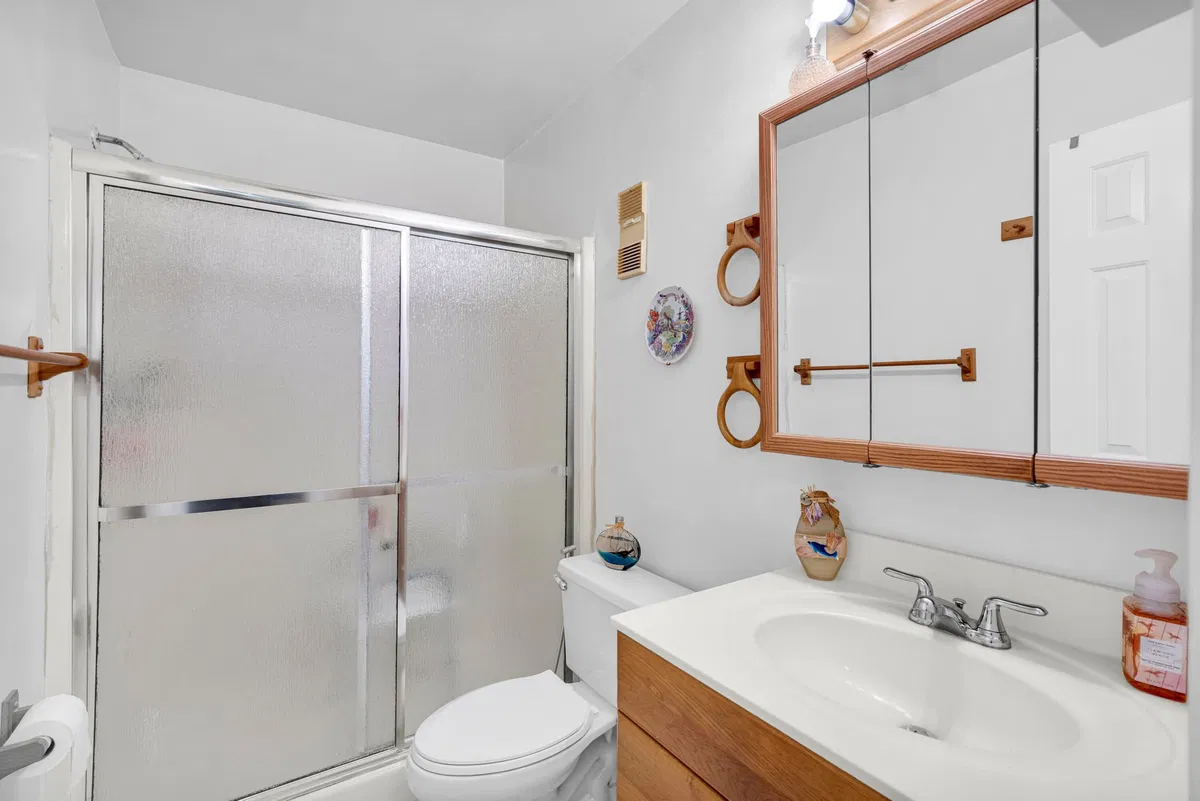 Unit 102 photo 16