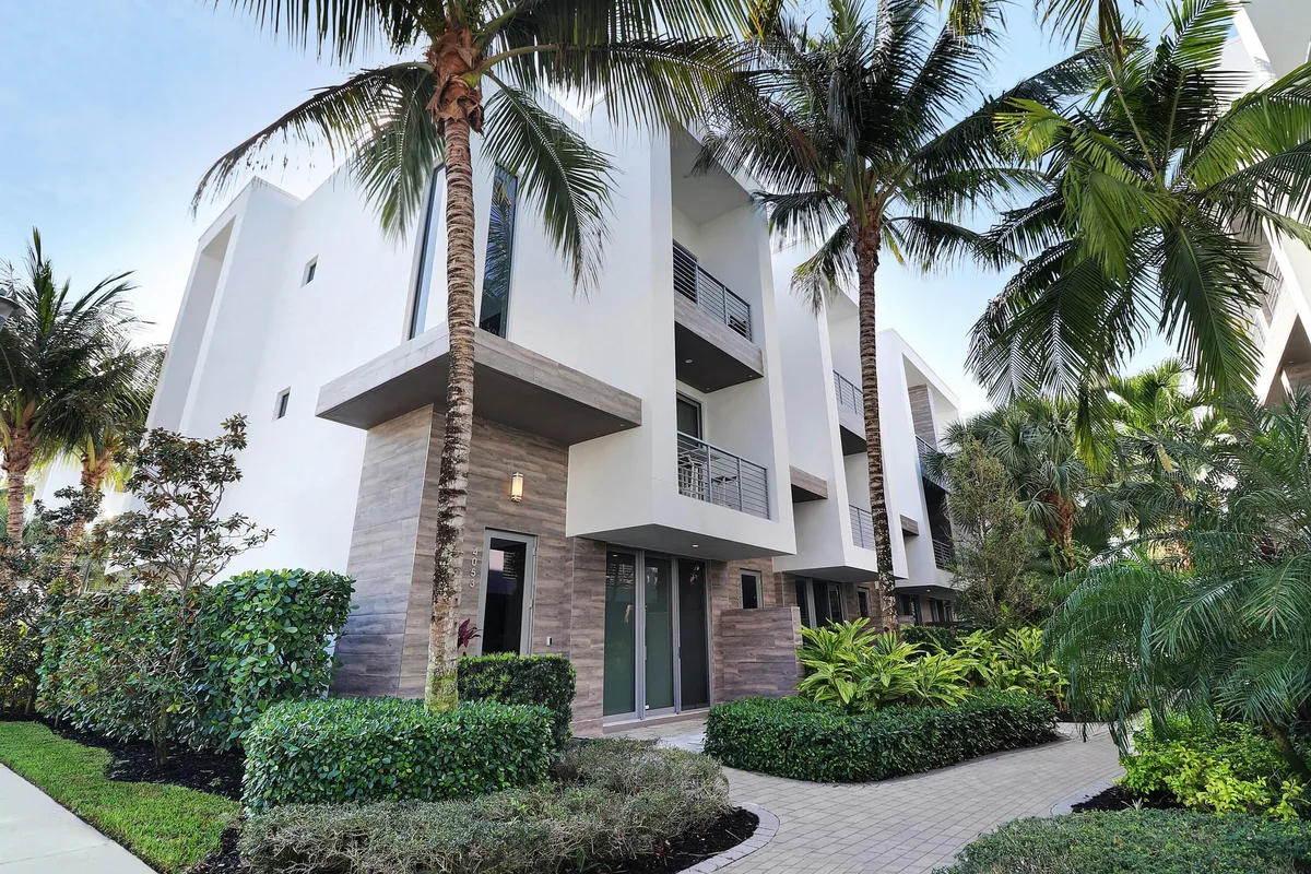 Moderne Boca Residence