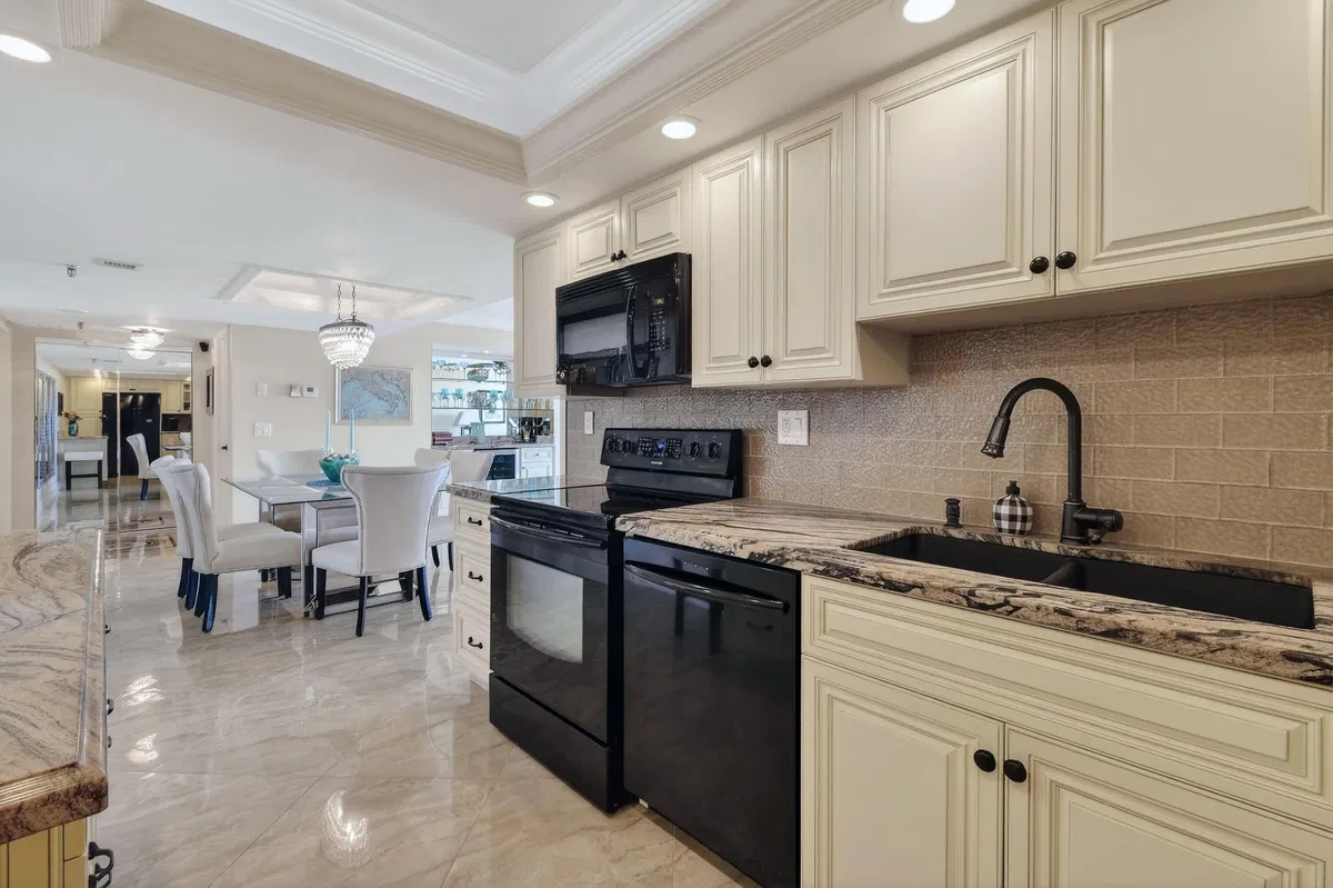 Unit 320 photo 19