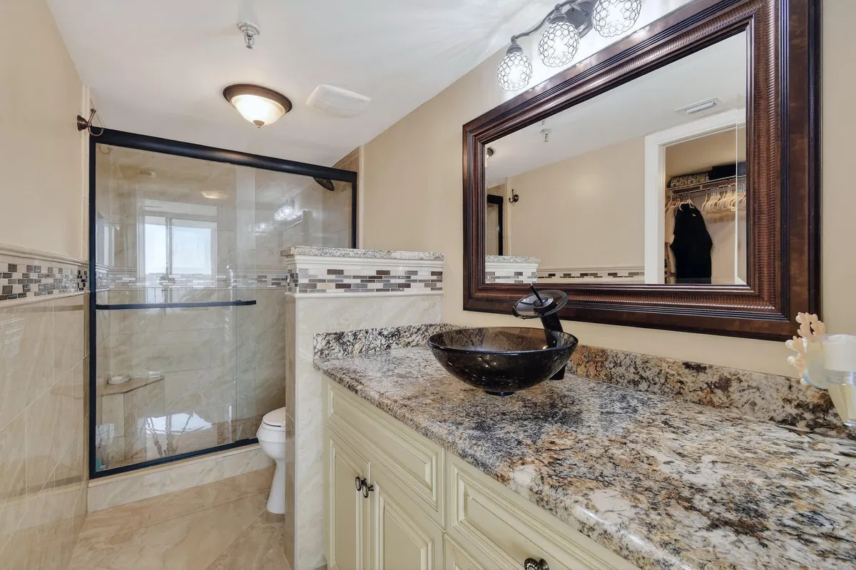 Unit 320 photo 34