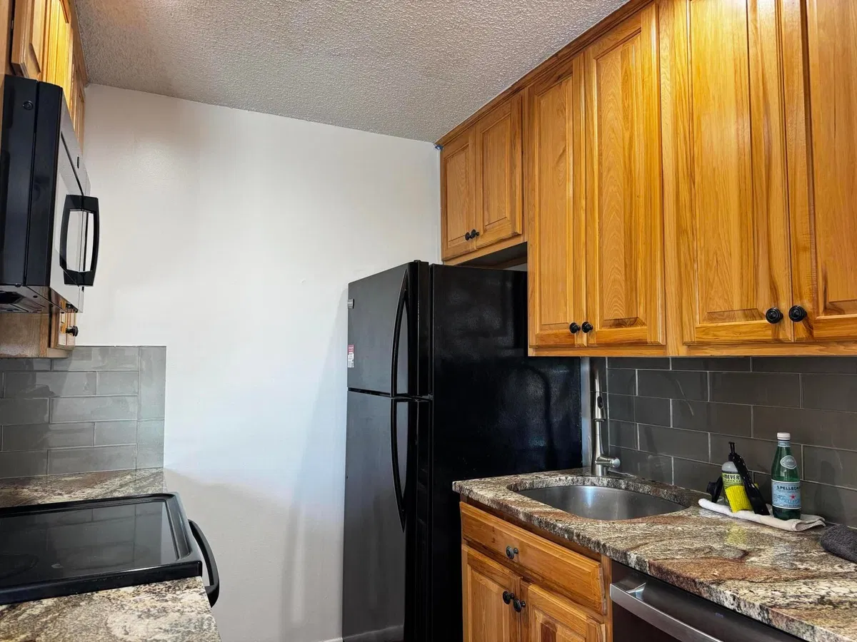 Unit H photo 13