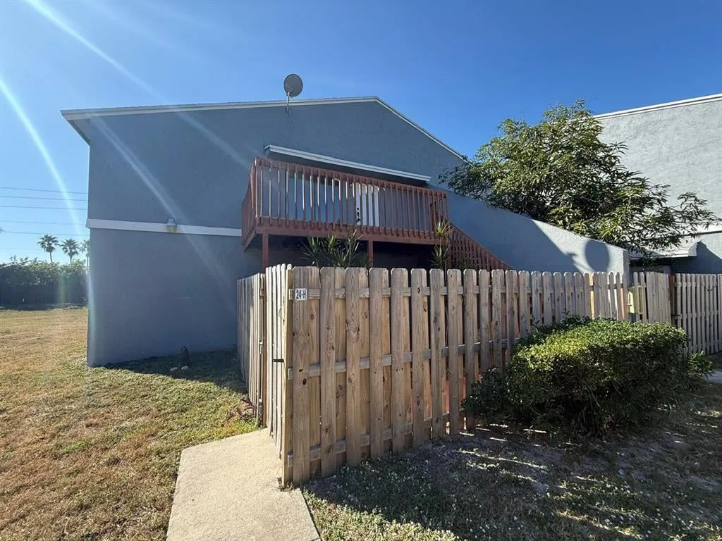 Unit H photo 22