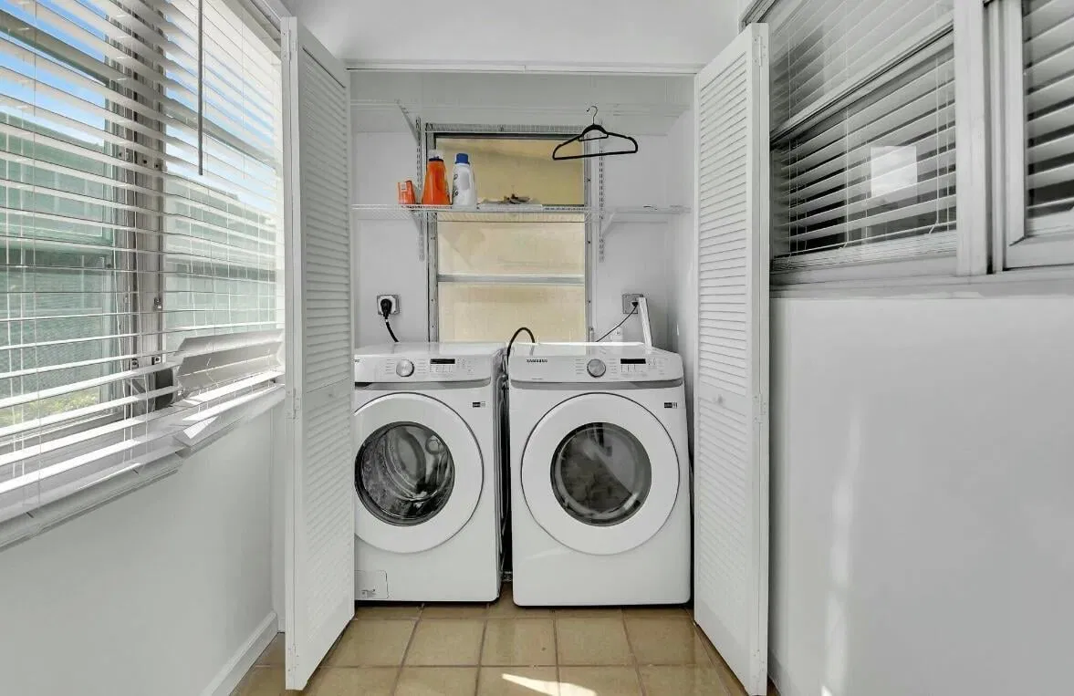  Unit 581 photo 25