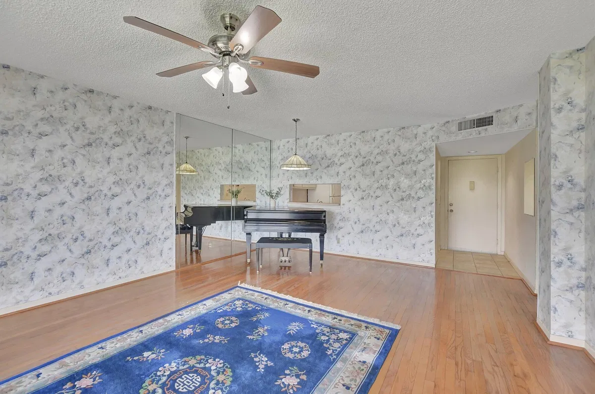 Unit 208 photo 7