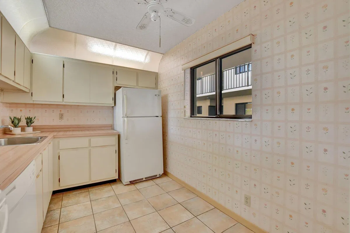 Unit 208 photo 10