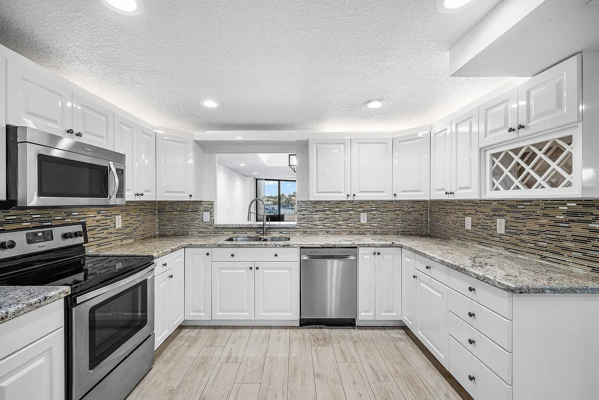 Unit 213 photo 7