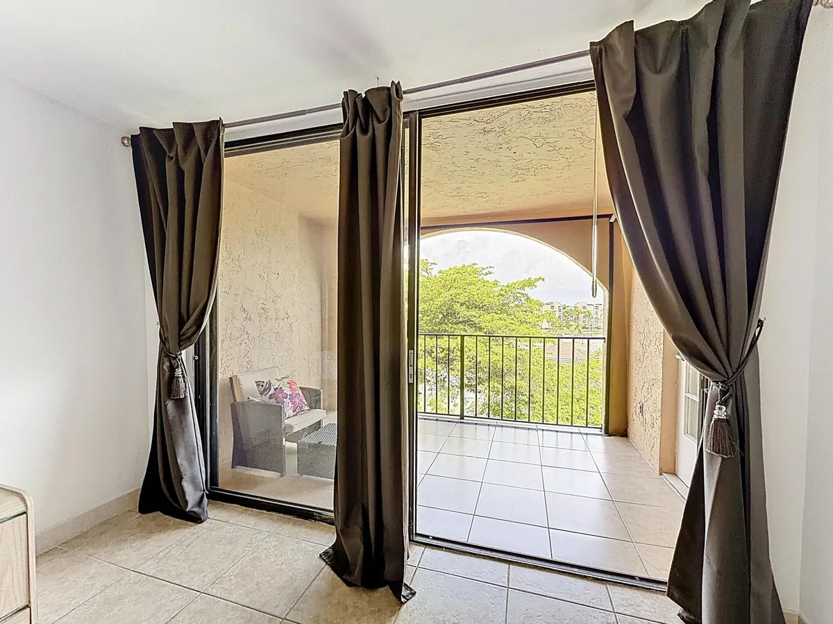 Unit 1411 photo 16