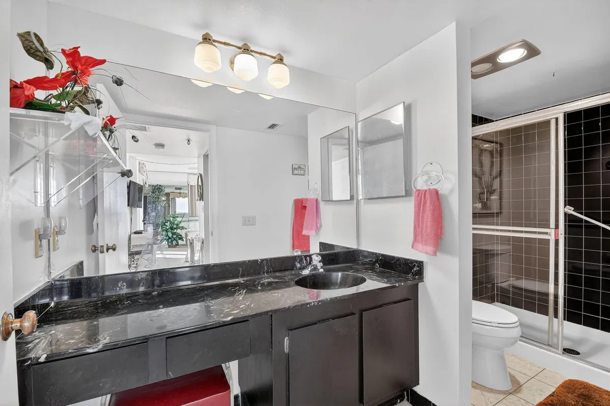 Unit 507 photo 37
