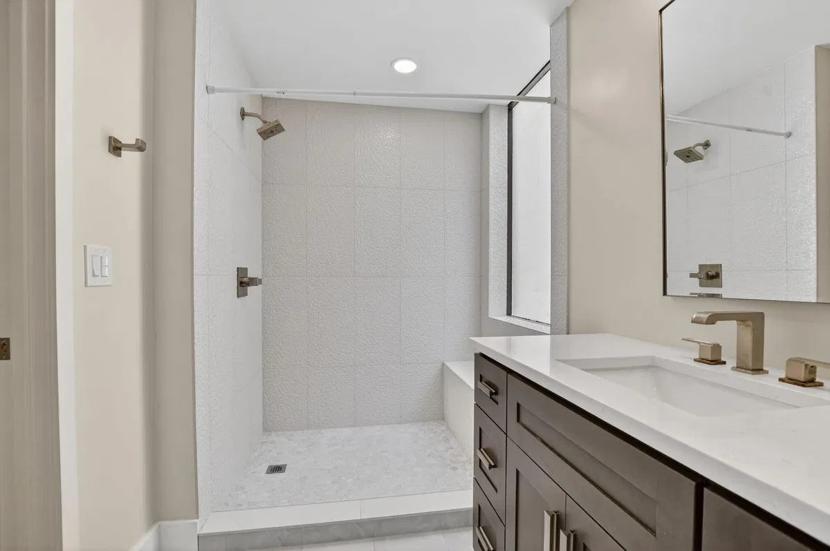 Unit 304 photo 22