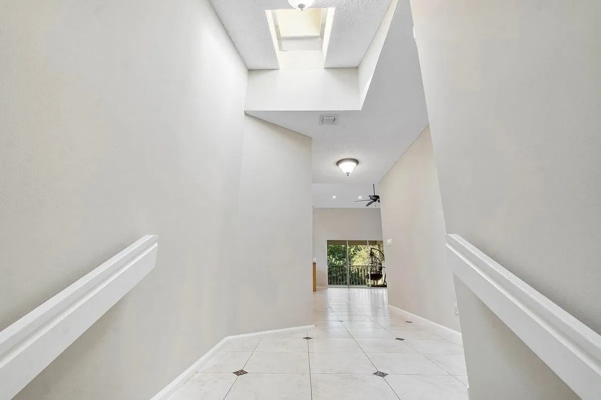 Unit 1707 photo 4