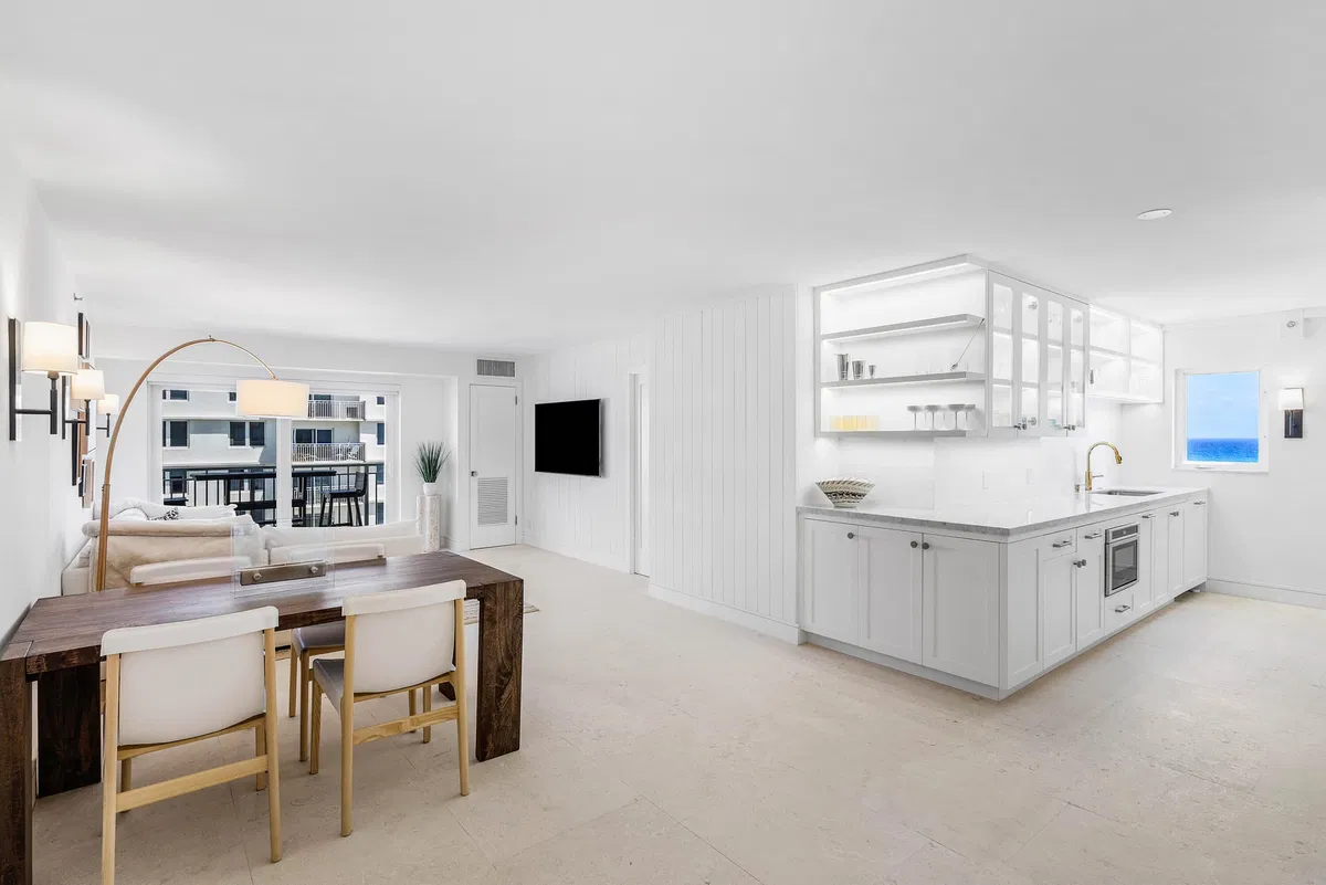 Unit 810 photo 4