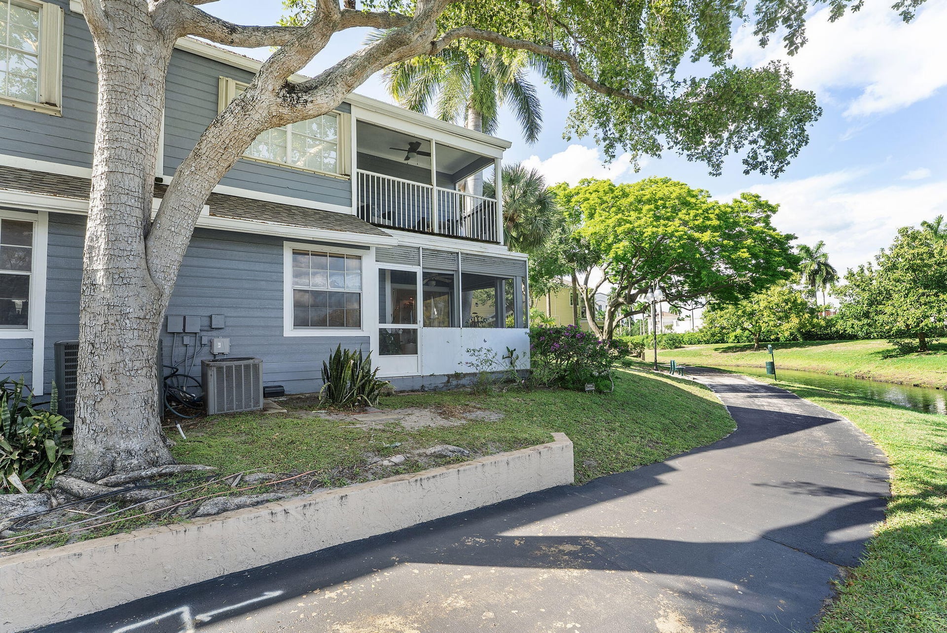 Unit 1010 photo 4