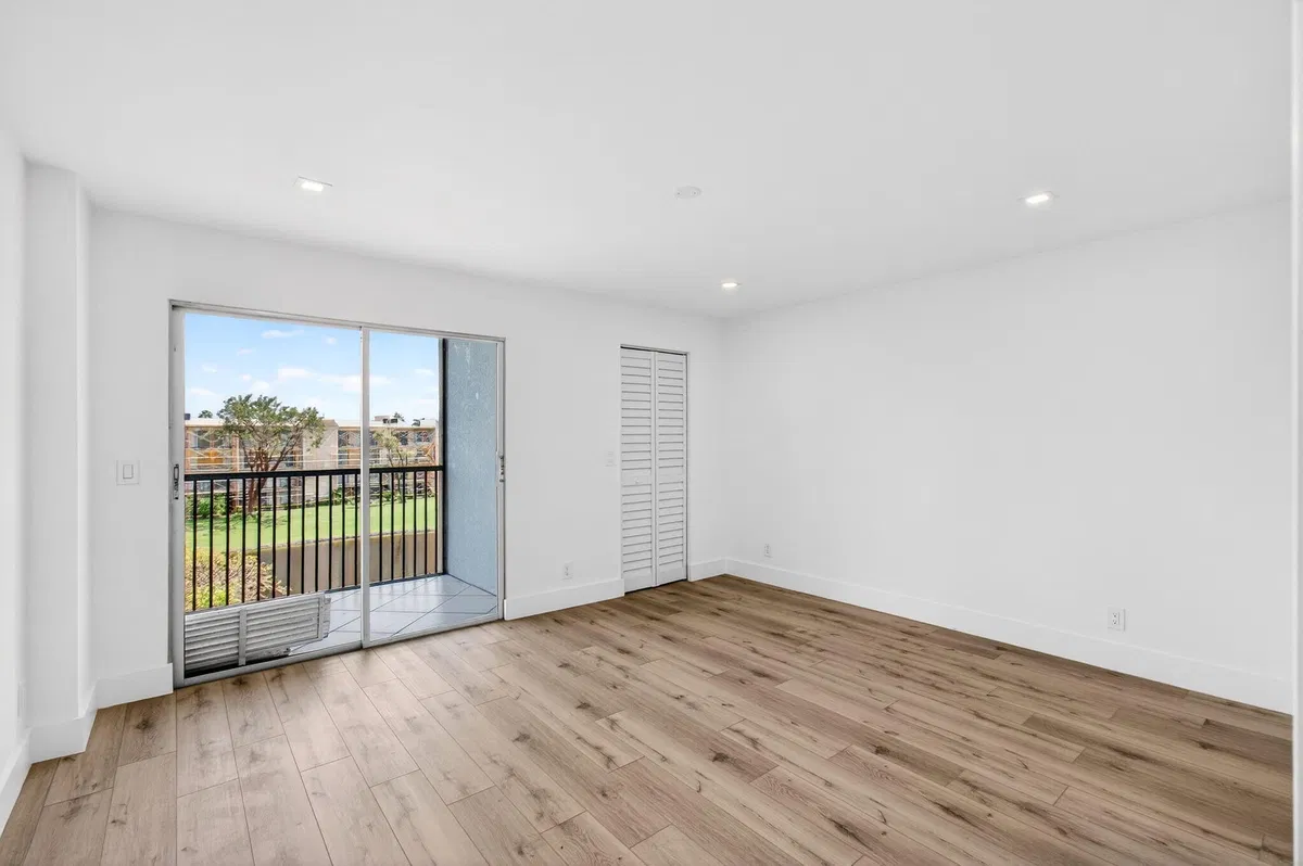 Unit 406 photo 16