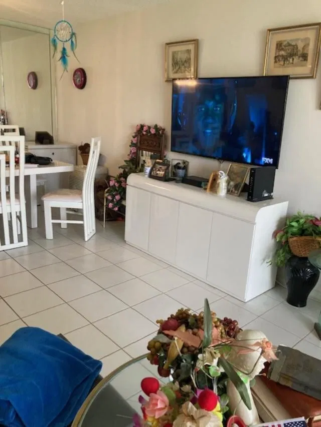 Unit 2140 photo 4
