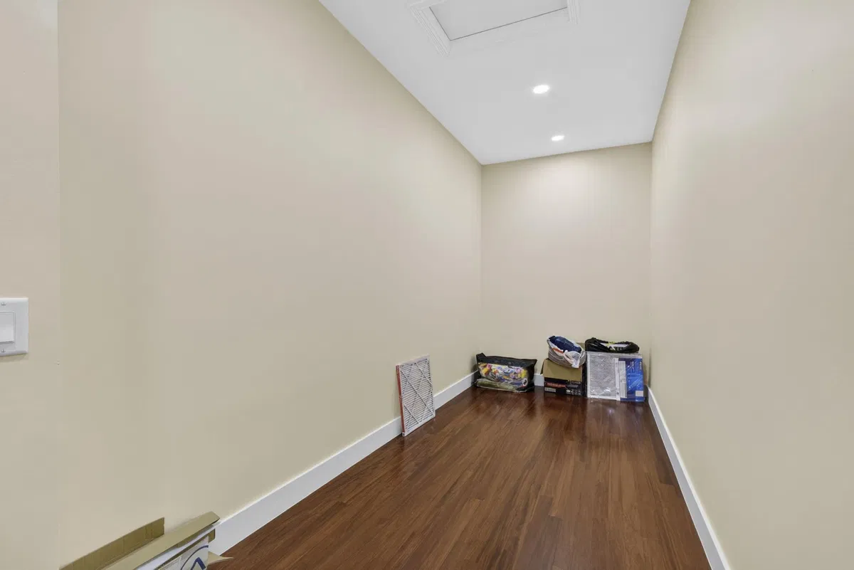 Residence photo 43