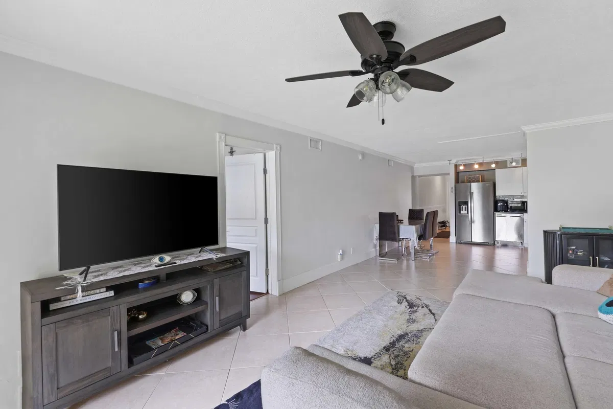 Unit 202-c photo 4