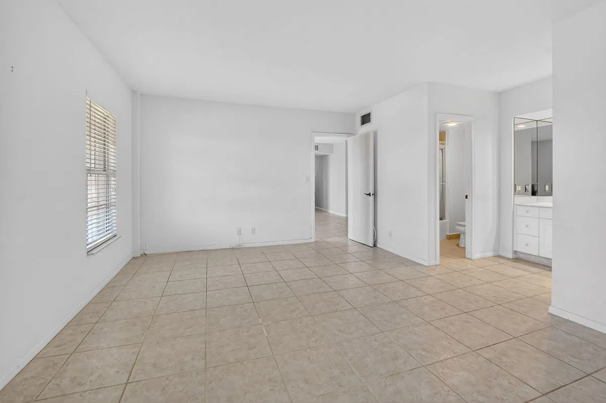  Unit 5220 photo 16