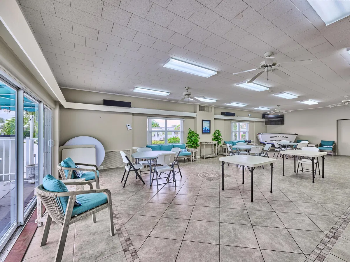 Unit 123 photo 37