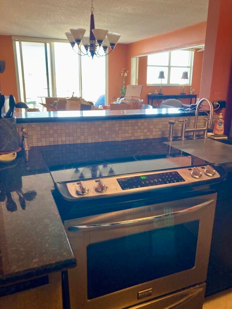 Unit 912 photo 4