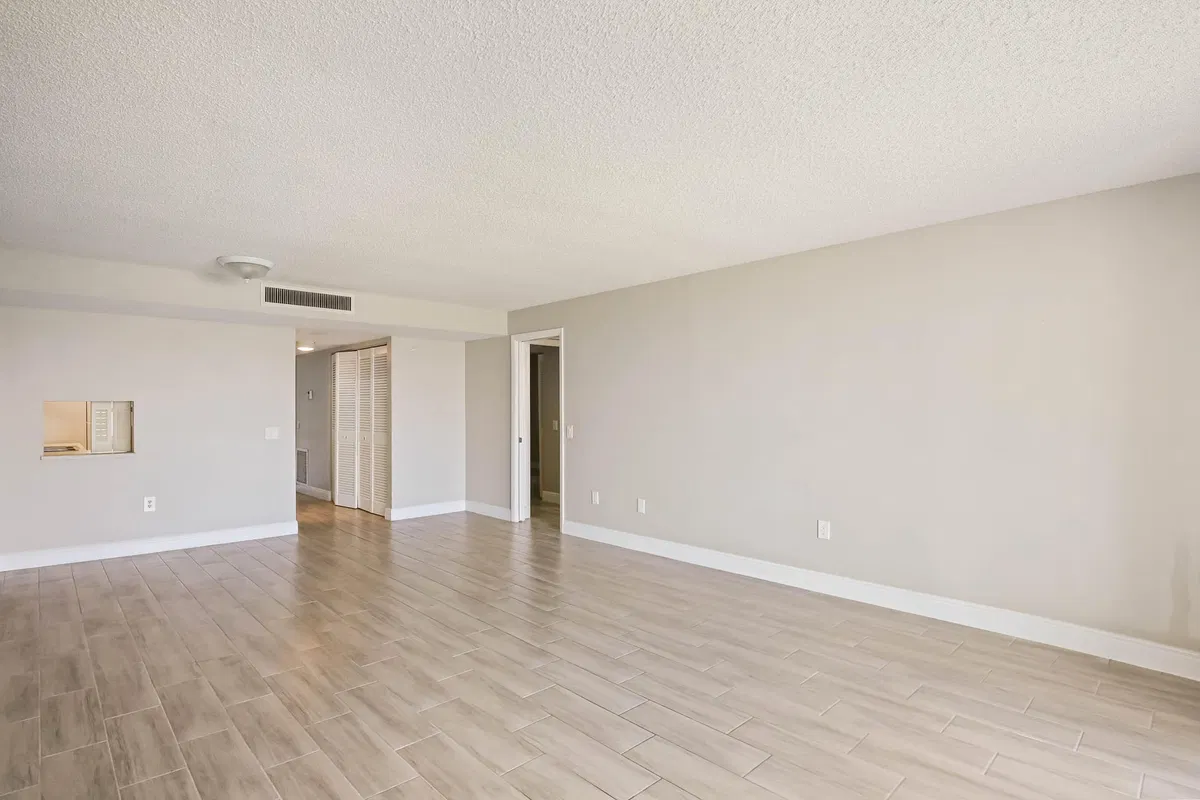 Unit 208 photo 4