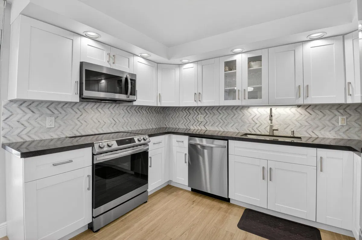Unit 304 photo 16