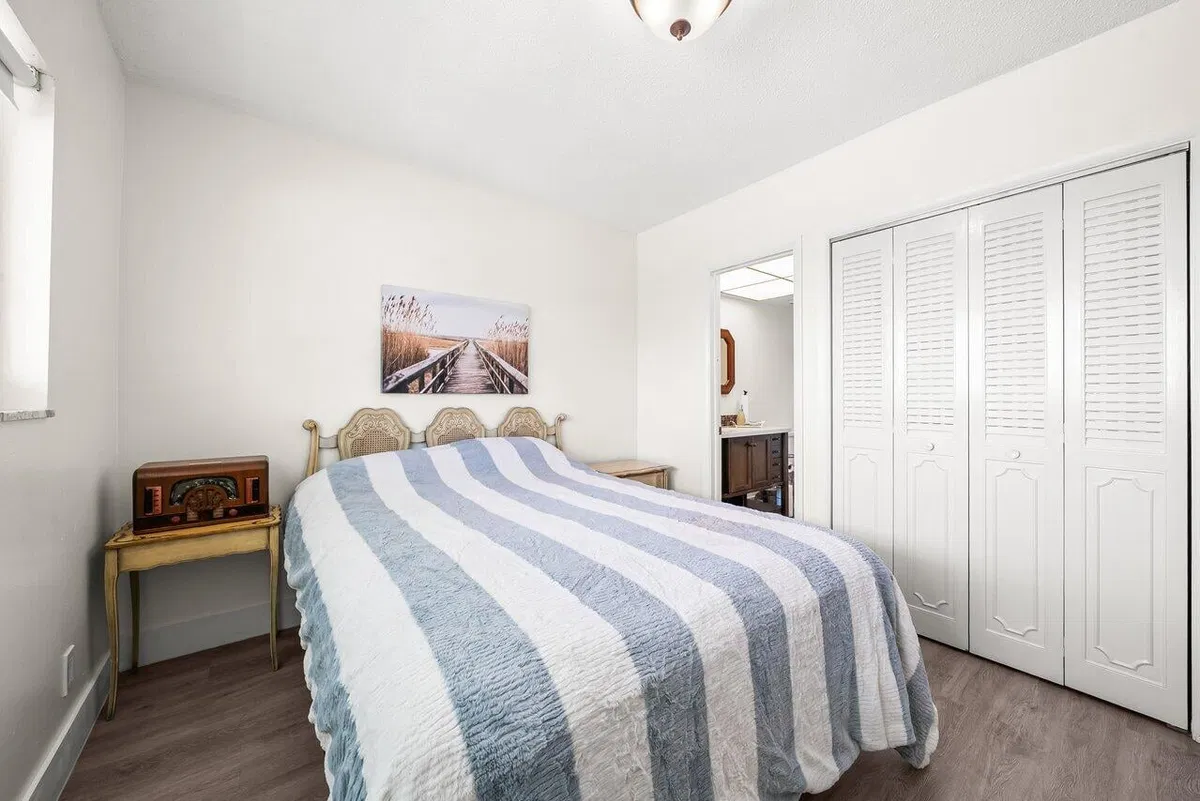 Unit 207 photo 16