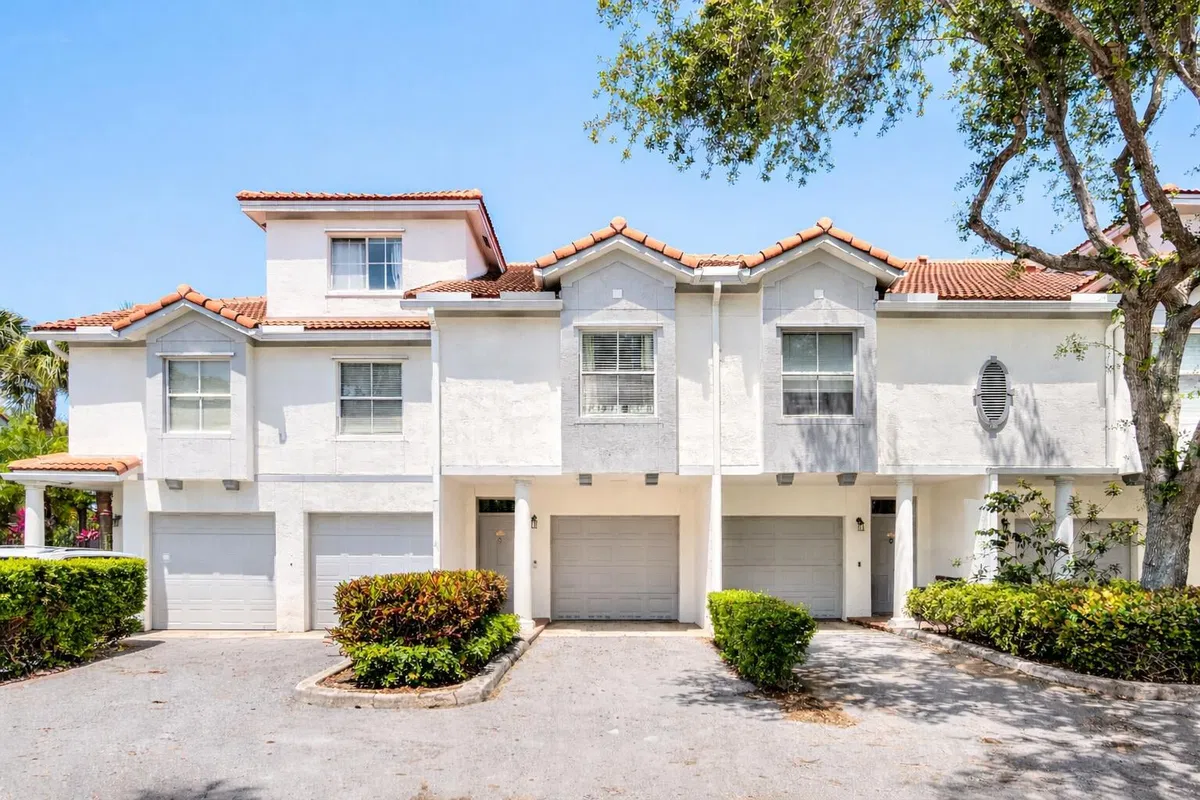 Unit Apt 2212