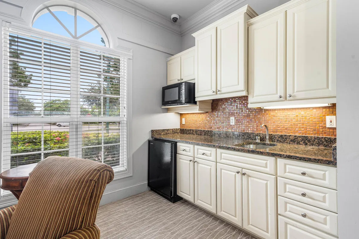 Unit Apt 2212 photo 25