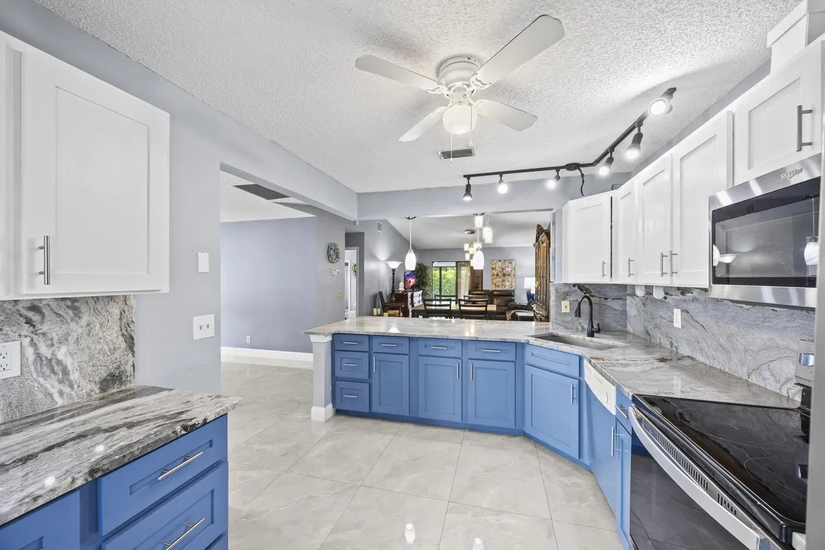  Unit 1601 photo 10